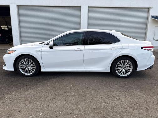2020 Toyota Camry Hybrid XLE