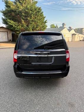Brilliant Black Crystal Pearlcoat 2014 Chrysler Town & Country Touring