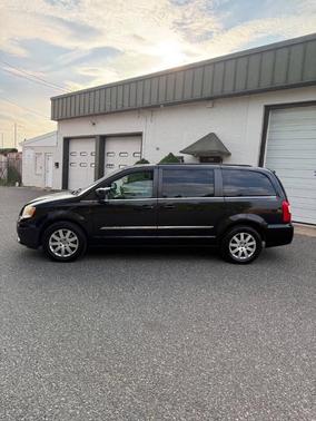Brilliant Black Crystal Pearlcoat 2014 Chrysler Town & Country Touring