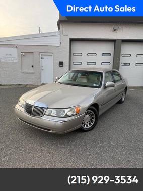 Light Parchment Gold Clearcoat Metallic 2001 Lincoln Town Car Signature