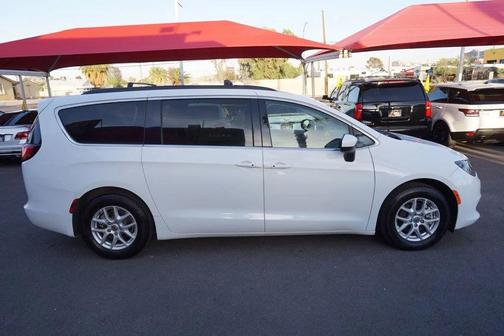 2021 Chrysler Voyager SE