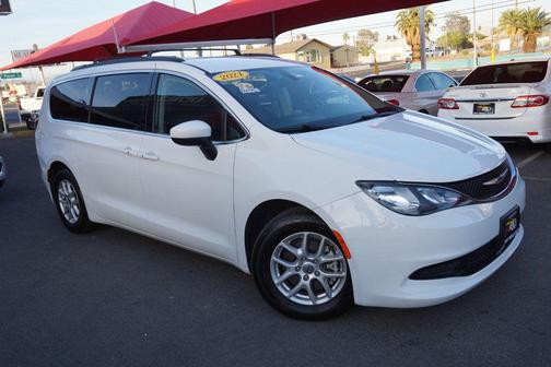 Bright White Clearcoat 2021 Chrysler Voyager SE