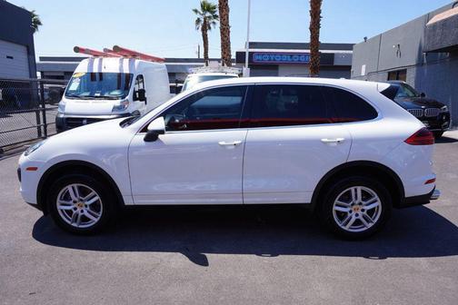 2016 Porsche Cayenne ALL WHEEL DRIVE, PREMIUM WHEELS, MOON ROOF, LEATHER, NAVIGATION