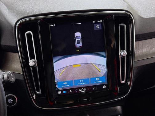 2023 Volvo XC40 B5 Plus Bright Theme