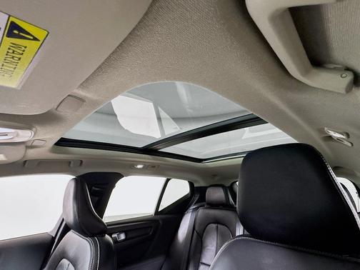 2023 Volvo XC40 B5 Plus Bright Theme