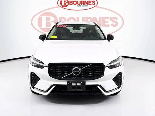 Crystal White 2024 Volvo XC60 B5 Core Dark Theme