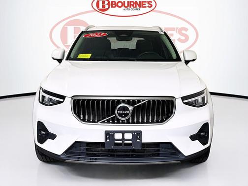 Crystal White Metallic 2023 Volvo XC40 B5 Plus Bright Theme