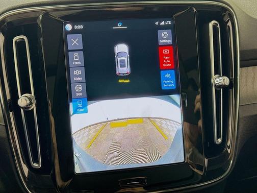 Crystal White Metallic 2023 Volvo XC40 B5 Plus Bright Theme