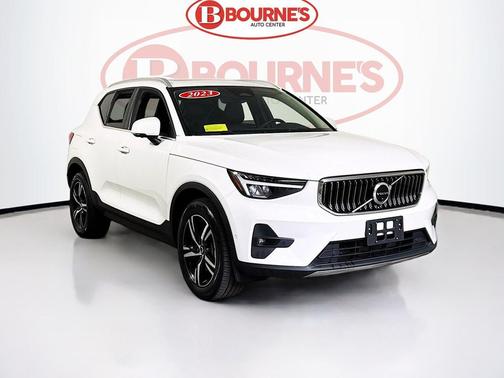 Crystal White Metallic 2023 Volvo XC40 B5 Plus Bright Theme