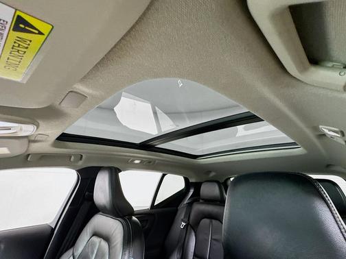 Crystal White Metallic 2023 Volvo XC40 B5 Plus Bright Theme