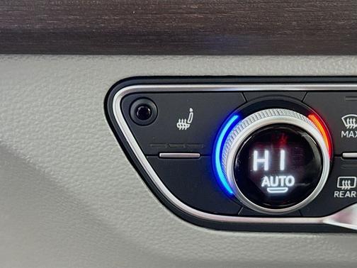 Florett Silver Metallic 2022 Audi Q5 w/Heated Leather,Pano Sunroof