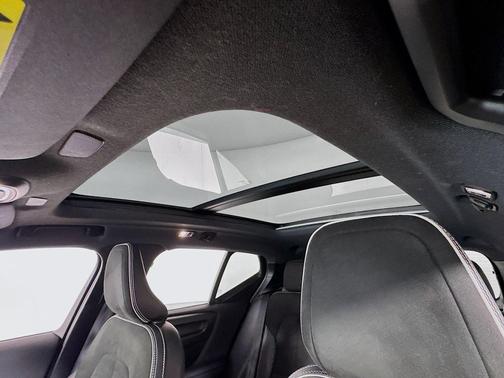 Crystal White Metallic 2021 Volvo XC40 T5 R-Design