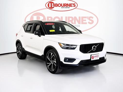 Crystal White Metallic 2021 Volvo XC40 T5 R-Design