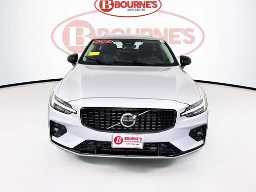 2024 Volvo S60 B5 Core Dark Theme