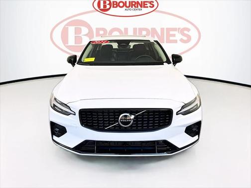 2024 Volvo S60 B5 Core Dark Theme