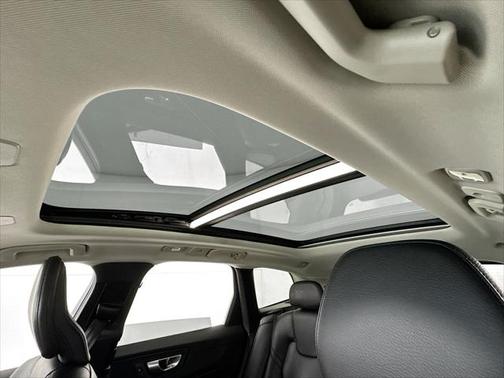 2024 Volvo XC60 Plus Dark Theme