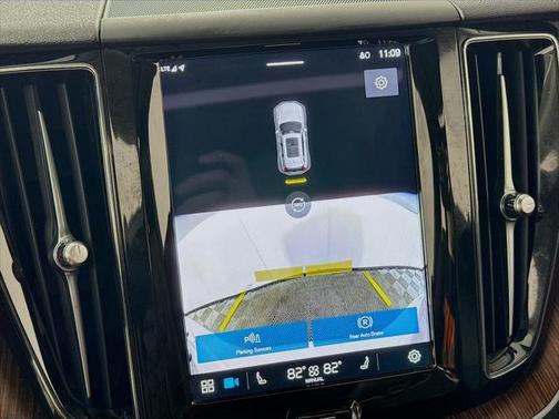 2024 Volvo XC60 Plus Dark Theme