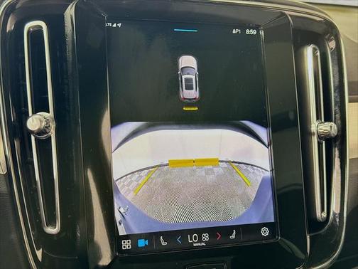 2025 Volvo XC40 B5 Core Bright Theme