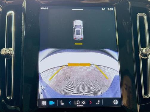 2025 Volvo XC40 B5 Core Bright Theme