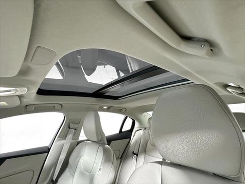 2024 Volvo S60 B5 Plus Dark Theme
