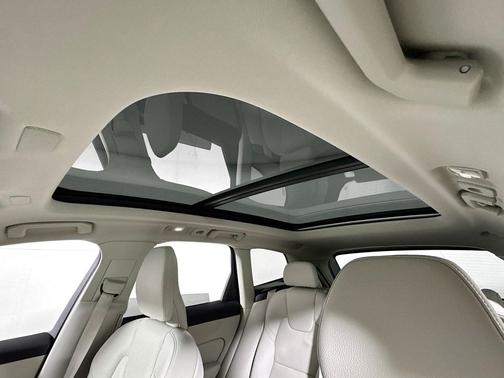 2022 Volvo XC60 B5 Momentum