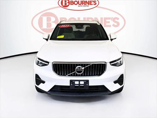 2025 Volvo XC40 B5 Core Bright Theme