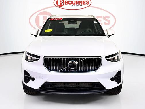 2025 Volvo XC40 B5 Core Bright Theme