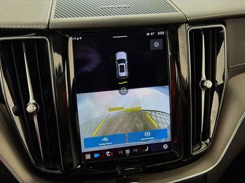 2022 Volvo XC60 Recharge Plug-In Hybrid T8 R-Design