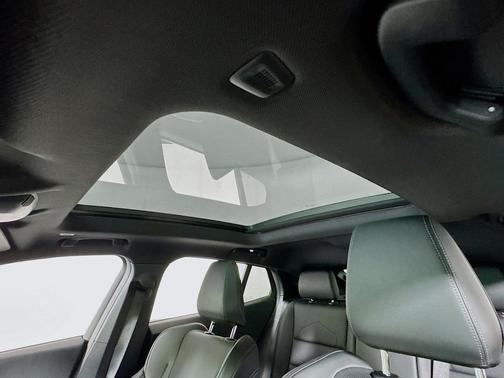 Alpine White 2025 BMW X2 xDrive28i