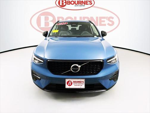 2024 Volvo XC40 B5 Core Dark Theme