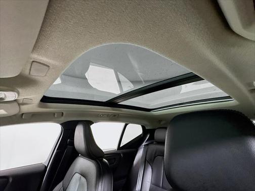 2024 Volvo XC40 B5 Core Dark Theme