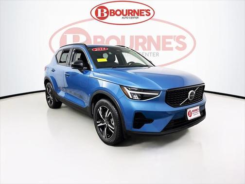 2024 Volvo XC40 B5 Core Dark Theme