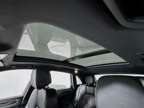 2024 Porsche Macan AWD w/Navigation,Heated Leather,Pano Sunroof