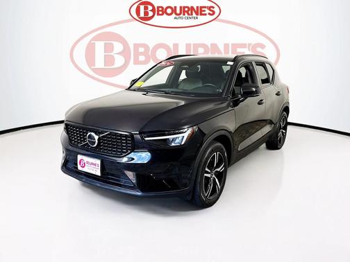 2024 Volvo XC40 B5 Core Dark Theme