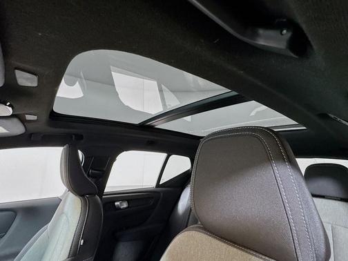 2025 Volvo XC40 B5 Core Bright Theme