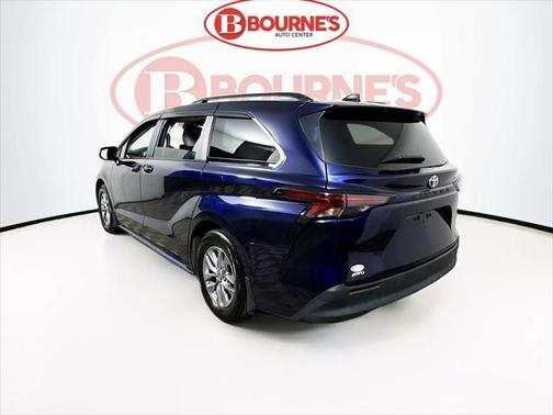 2024 Toyota Sienna LE