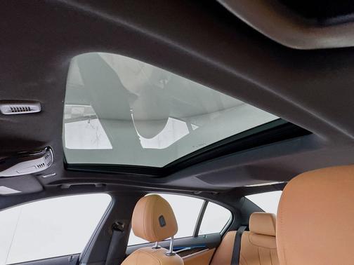 Black Sapphire Metallic 2023 BMW 530e Base