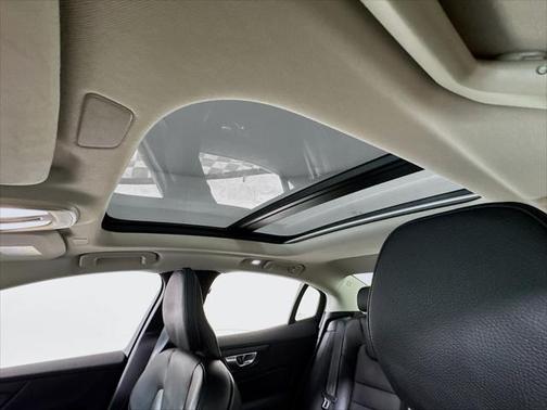 2024 Volvo S60 B5 Plus Dark Theme