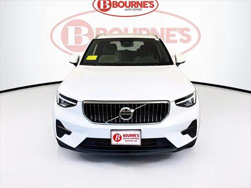 2025 Volvo XC40 B5 Core Bright Theme