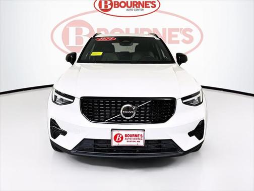 2024 Volvo XC40 B5 Core Dark Theme