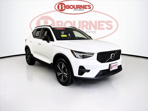 2024 Volvo XC40 B5 Core Dark Theme