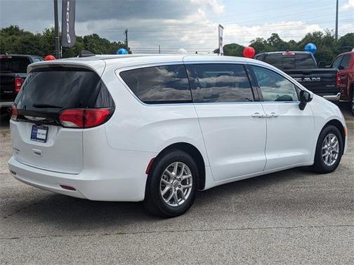 2023 Chrysler Voyager LX