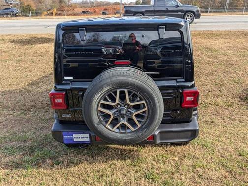 2025 Jeep Wrangler 4-Door Sahara 4x4