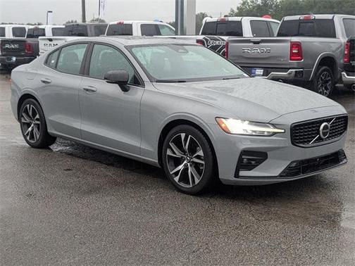 2024 Volvo S60 B5 Core Dark Theme