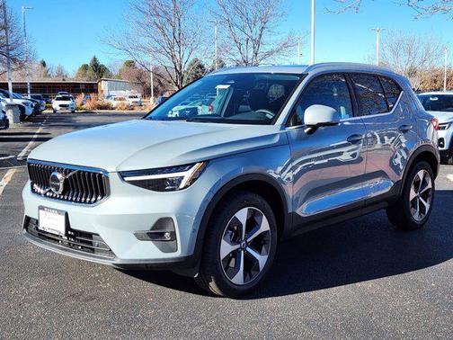 2025 Volvo XC40 B5 Plus Bright Theme