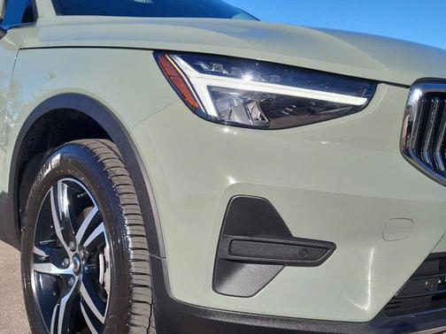 2025 Volvo XC40 B5 Core Bright Theme