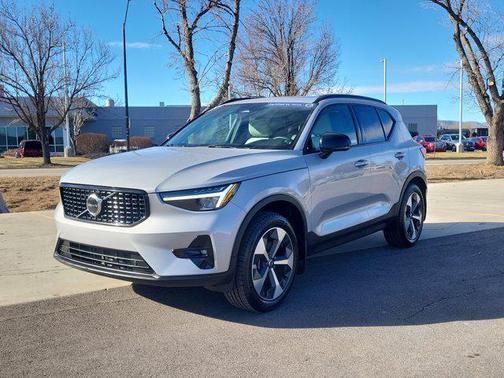 2023 Volvo XC40 B5 Plus Dark Theme
