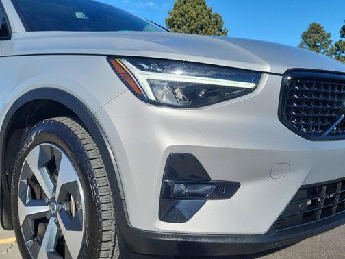2023 Volvo XC40 B5 Plus Dark Theme