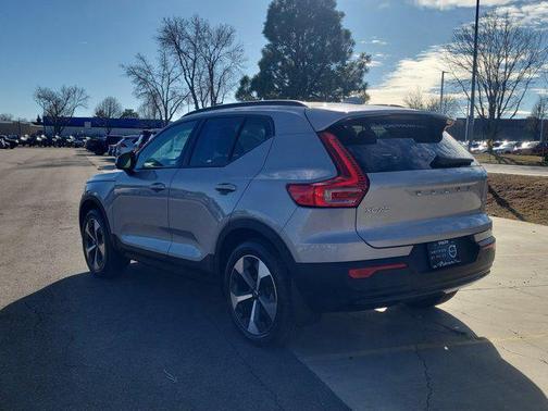 2023 Volvo XC40 B5 Plus Dark Theme