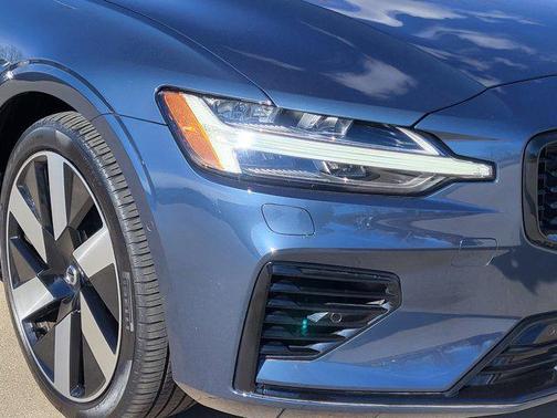 2025 Volvo S60 Plug-In Hybrid T8 Plus